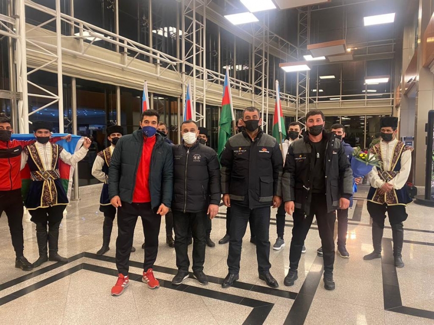 Dünya kubokunu qalibi olan komandamız Vətənə qayıdıb